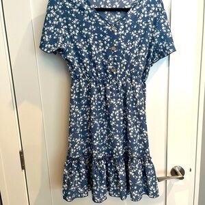 Floral Blue Women's Dress Size L Never worn